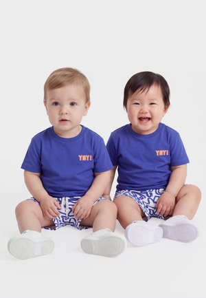 Friboo by Zalando, TODDLER SET - T-SHIRT & SHORTS - T-shirt imprimé - off-white/blue