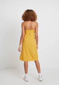 Missguided Denní šaty - yellow