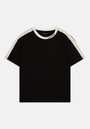 Musta lyhythihainen puuvillainen t-paita, jossa on vastaväriset beiget yksityiskohdat kauluksessa ja hartioissa sekä Calvin Kleinin logo kauluksessa.