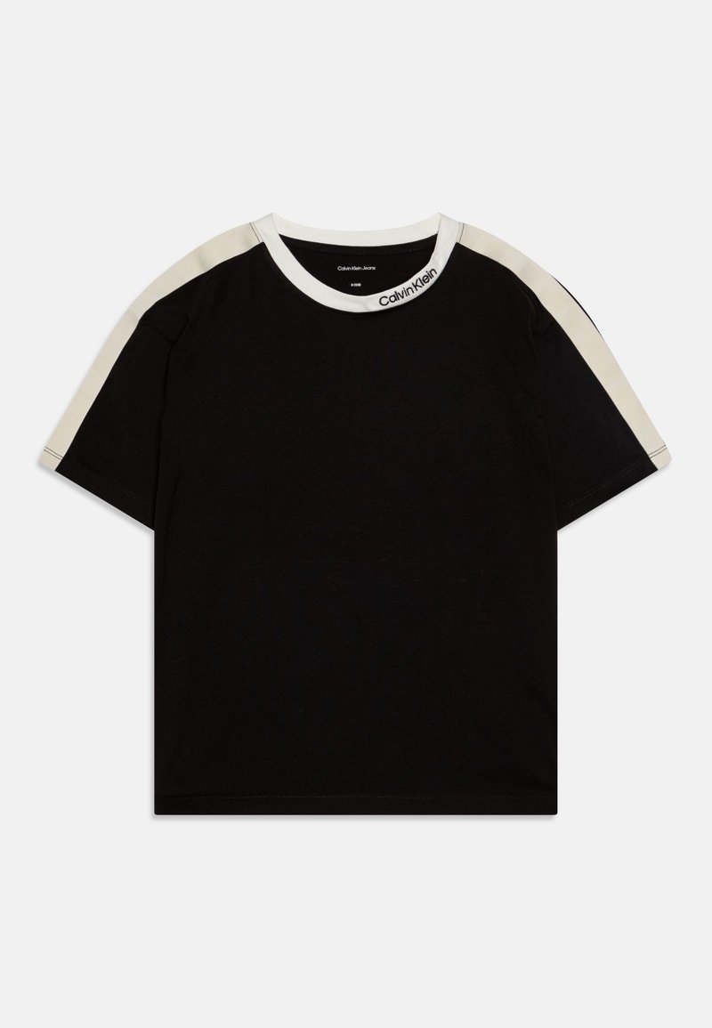 Czarna bawełniana koszulka z krótkimi rękawami, z kontrastowymi beżowymi akcentami na kołnierzu i ramionach oraz logo Calvin Klein na kołnierzu.