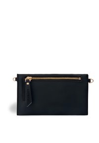 Clutch in pelle nera con chiusura a zip dorata e tracolla staccabile, caratterizzato da una superficie testurizzata e dettagli cuciti.