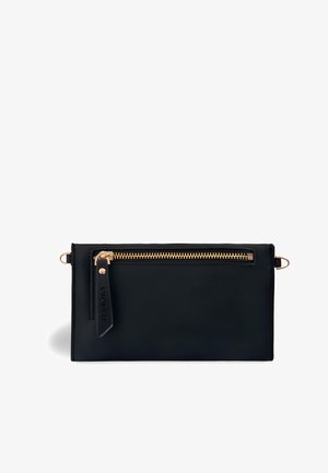 Zwarte leren clutch met een gouden ritssluiting en een afneembare polsband, met een gestructureerd oppervlak en gestikte details.