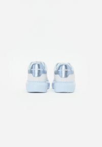 Sneakers bianche e azzurre con finitura liscia. Presentano un accento metallico blu sul tallone e un logo impresso sul retro.