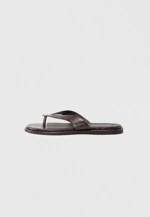 Brun læderflip-flop med et tekstureret krokodillemønster. Har en kontureret rem og en flad sål for et minimalistisk design.