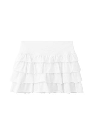 Jupe blanche avec volants superposés et taille large, longueur courte, fabriquée en tissu léger pour un look évasé et féminin.