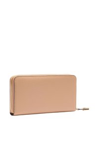 Portafoglio in pelle beige con finitura testurizzata, chiusura a zip e hardware color oro. Forma rettangolare con angoli arrotondati.