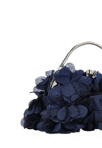 Tmavě modrá kabelka zdobená texturovanými květinami z látky a elegantní kovovou rukojetí. Má zaoblený tvar a zapínání na sponu.