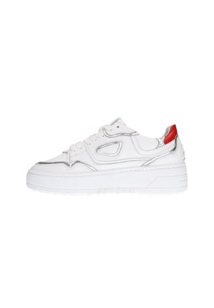 Sneaker blanc avec une bordure argentée, bout arrondi, col rembourré et accent rouge au niveau du talon. Il possède une semelle plate et un design à lacets.