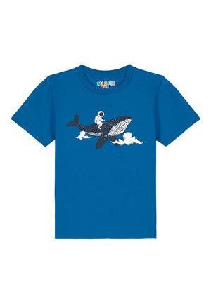 T-shirt en coton bleu avec un graphique d'un astronaute chevauchant une baleine au-dessus des nuages, avec des étoiles en arrière-plan. Manches courtes et col rond.