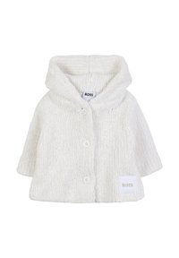 Veste tricotée blanche avec capuche, présentant une texture côtelée, trois boutons et une petite étiquette avec "BOSS" à l'avant.