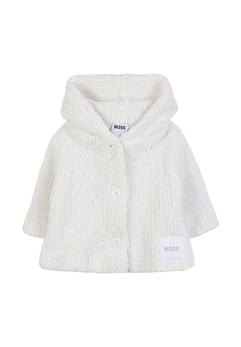 Veste tricotée blanche avec capuche, présentant une texture côtelée, trois boutons et une petite étiquette avec "BOSS" à l'avant.