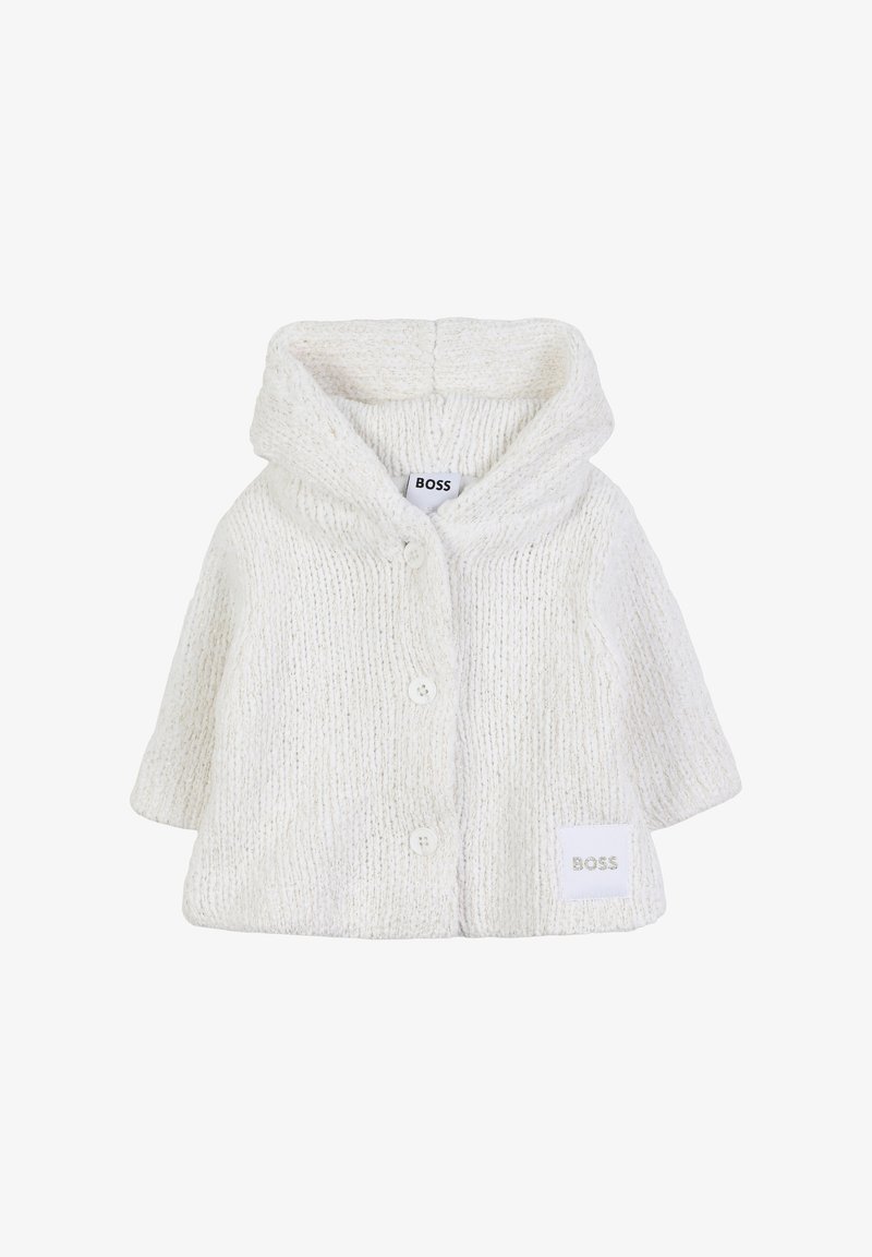 Veste tricotée blanche avec capuche, présentant une texture côtelée, trois boutons et une petite étiquette avec "BOSS" à l'avant.