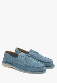 Blauwe suède instappers met een mocassinontwerp, voorzien van vetersluiting, gestikte accenten en een lichtgekleurde rubberen zool.
