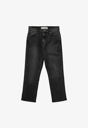 Crne traperice od denima s opuštenim krojem, pet džepova, zatvaranjem na metalnu dugmad i suptilnim izblijedjenjem. Imaju ravnu nogavicu i čiste rubove.