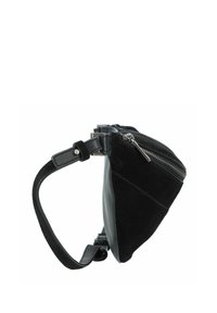 Borsa nera con forma triangolare, realizzata in pelle e scamosciato, dotata di chiusura con cerniera e tracolla regolabile.