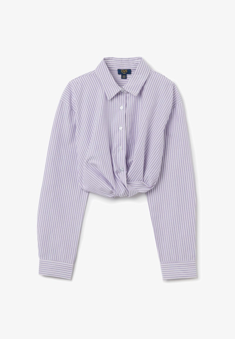 Lichtpaarse overhemden met witte verticale strepen. Heeft een geknoopte voorkant en lange mouwen met manchet eindes.