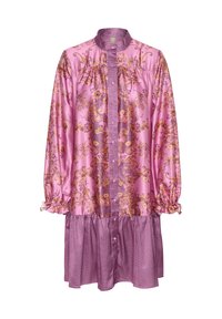Ružová saténová šaty s kvetinovými vzormi a skladanými detailmi. Má dlhé rukávy, zapínanie na gombíky a textúrovaný dolný lem.