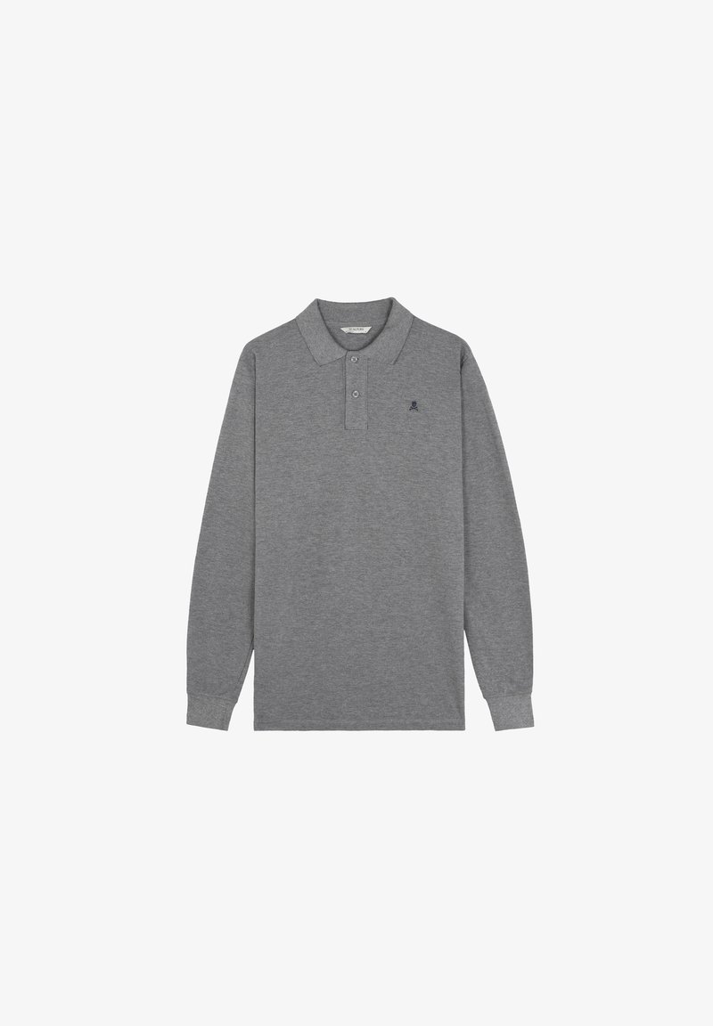 Camisa polo de manga larga en gris, hecha de un tejido suave, que presenta un cuello con tres botones y un pequeño logo en azul marino en el pecho.