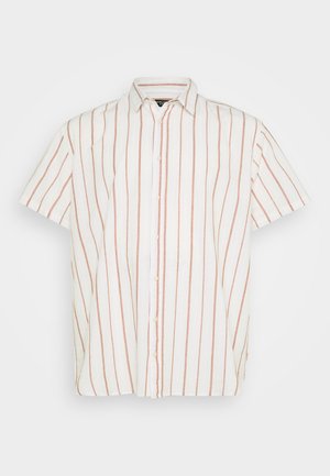 Chemise à manches courtes, boutonnée en tissu blanc avec des fines rayures verticales rouges. Col classique et design à ourlet droit.