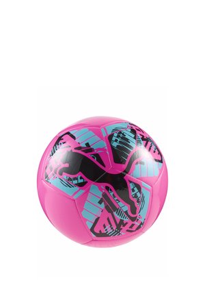 Balón de fútbol rosa con el logo negro de Puma y patrones geométricos azules en sus paneles, mostrado sobre un fondo blanco.