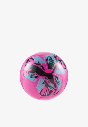 Balón de fútbol rosa con el logo negro de Puma y patrones geométricos azules en sus paneles, mostrado sobre un fondo blanco.