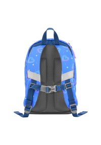 Mochila azul con un exterior suave que presenta patrones de corazones y estrellas, respaldo acolchado, correas reflectantes y correas para los hombros ajustables.