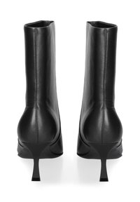 Stivali neri in pelle fino alla caviglia con una texture liscia, punta affilata e tacco a stiletto alto e stretto. Il design presenta una silhouette elegante e minimalista.