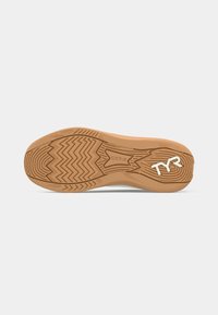 Schoenzool met een bruine profielstructuur, met zigzag- en cirkelvormige ontwerpen, en het logo "TYR" nabij de hak op een witte achtergrond.