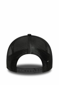 Casquette noire ajustable avec un dos en mesh, de forme ronde, surface texturée et fermeture à pression en plastique. Pas de logos ni de motifs visibles.