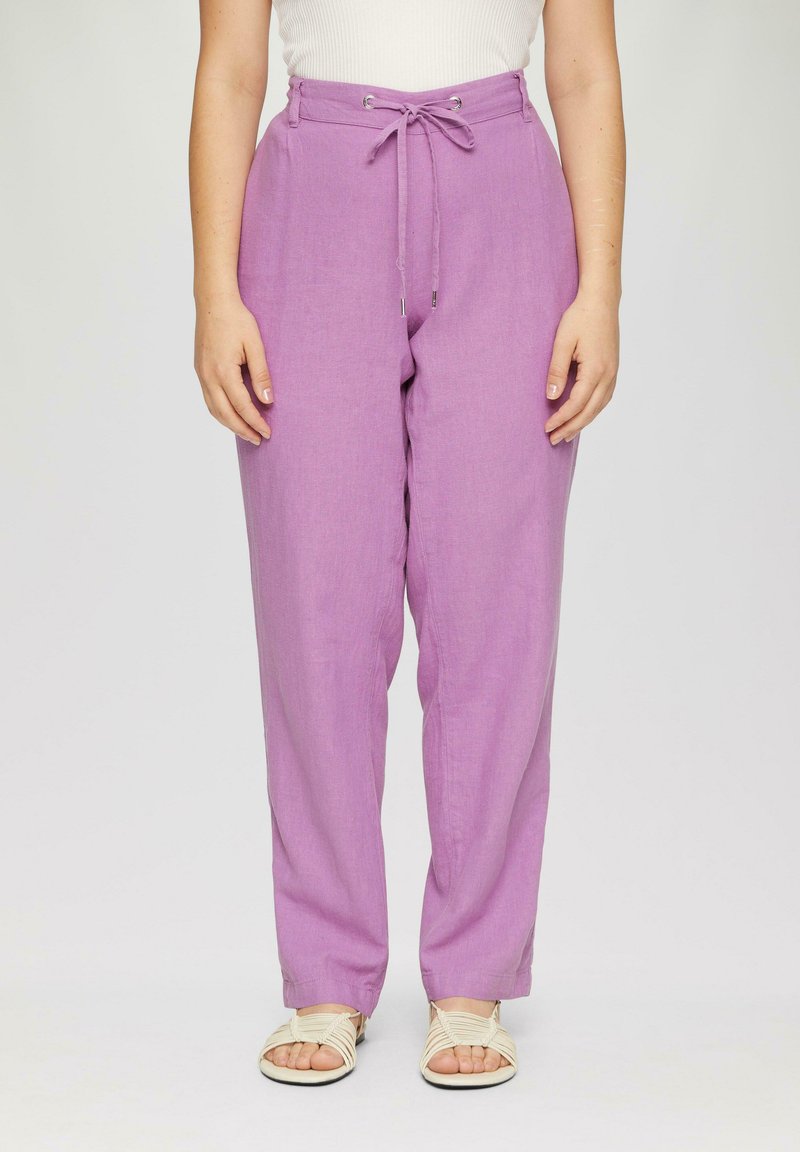 Pantalons en lin violet clair avec une coupe décontractée, taille à cordon réglable et texture subtile. Associés à des sandales à lanières de couleur claire.