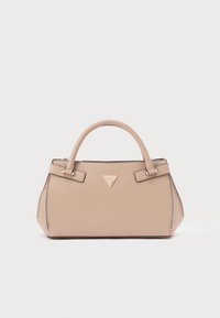 Borsa beige con finitura testurizzata, forma strutturata, doppi manici e dettaglio con logo metallico sul davanti. Presenta rifiniture nere.