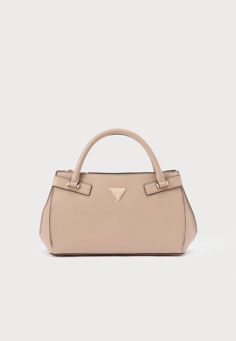 Borsa beige con finitura testurizzata, forma strutturata, doppi manici e dettaglio con logo metallico sul davanti. Presenta rifiniture nere.