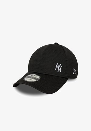 Boné de baseball preto feito de tecido texturizado com a aba curvada. Apresenta um logotipo branco bordado na parte da frente e um fecho ajustável na parte de trás.