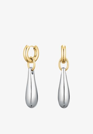 Gouden en zilveren druppelvormige oorhangers met een gladde, reflecterende afwerking en verbindingslussen in contrasterende kleuren.