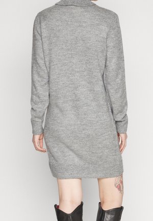 Robe pull en tricot gris avec des manches longues et un col châle, présentant une finition texturée et des poignets côtelés.