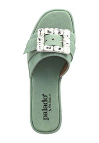 Infradito in tessuto verde con una fascia alta che presenta una grande fibbia quadrata in strass. Suola piatta con superficie texturizzata.