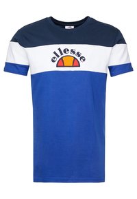 Tričko s krátkým rukávem v námořnické, bílé a modré barvě se barevnými bloky, na kterém je logo "ellesse" a oranžovo-červený emblém na hrudi.