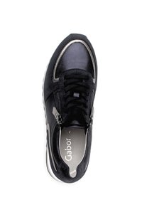 Schwarzer Sneaker mit einem schlanken Design, ausgestattet mit einem metallisch-silbernen Akzent an der Zehe, einem Reißverschlussverschluss und strukturierten Stoffdetails.