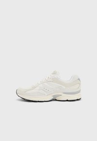 Sneaker sportivo bianco con tomaia in rete, sovrapposizioni in pelle liscia, design con lacci, suola imbottita e sottili accenti grigi.