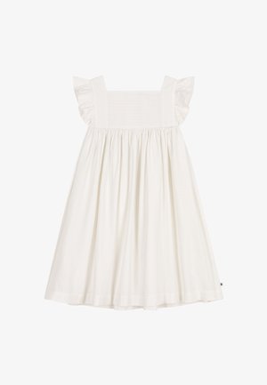 Biała sukienka bez rękawów z falbankami na ramiączkach i marszczoną, zwiewną spódnicą, prezentowana na jednolitym białym tle.