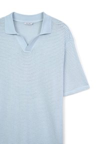 Hellblaues kurzärmliges Strick-Polohemd mit einem strukturierten horizontalen Muster und einer kleinen V-Ausschnittöffnung unter dem Kragen.
