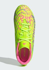 Zapato de fútbol de un brillante verde neón con una parte superior texturizada que presenta un patrón de leopardo en color rosa. Diseño con cordones y cuello acolchado para mayor comodidad.