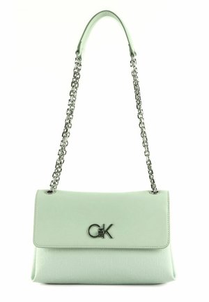 Borsa a tracolla verde menta con pattina in pelle liscia e corpo testurizzato. Caratterizzata da una catena argentata e un accento centrale con logo.
