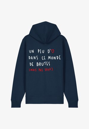 Marineblauwe hoodie met een grote capuchon, voorzien van witte en rode tekst op de achterkant. Het materiaal lijkt zacht met een relaxte pasvorm.