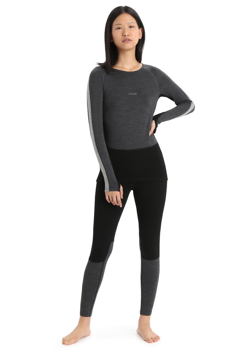 Termiczna bluzka z długim rękawem w ciemnoszarym kolorze z czarnymi akcentami oraz dopasowane legginsy z szarymi panelami na kolanach. Miękki, elastyczny materiał.