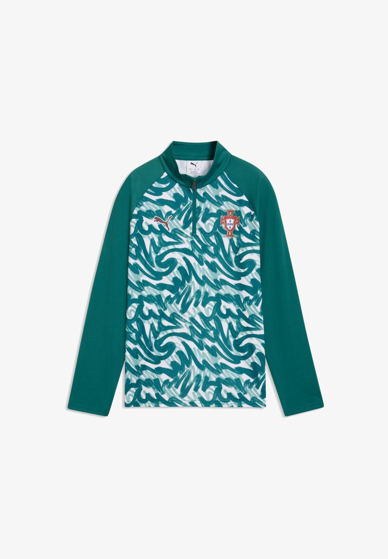 Haut de sport à manches longues couleur sarcelle avec motif abstrait en forme de vague, col demi-zip, logo Puma sur la poitrine droite, et emblème de football du Portugal sur la poitrine gauche.