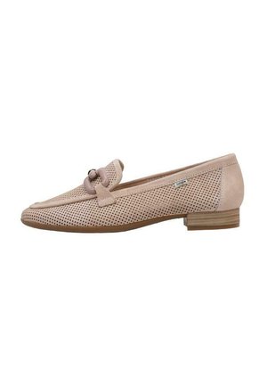 Mocassini perforati rosa chiaro con suola piatta, caratterizzati da un piccolo fiocco decorativo e un tacco texturizzato marrone. Materiale in suede liscio.