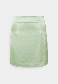 Gonna A-line corta in satin verde chiaro. Presenta una texture liscia, due tasche laterali e un orlo pulito.