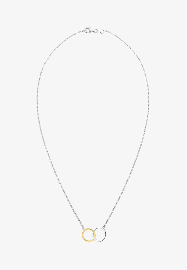 Zarte Silberkette mit einem Anhänger aus zwei miteinander verbundenen Ringen, einem goldenen und einem silbernen, der in der Mitte unten sitzt.