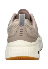 Scarpa da ginnastica marrone chiaro con tomaia in rete, colletto imbottito e accenti grigi. Suola spessa bianca con battistrada in gomma testurizzata per una buona aderenza.